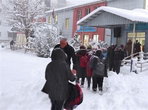 Artvin’in Ardnuç ve Şavşat ilçelerinde okullar kar nedeniyle tatil edildis
